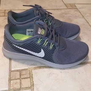 Women’s Nike free run NWT